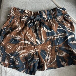 Tropical Leaf Print Women's Shorts
